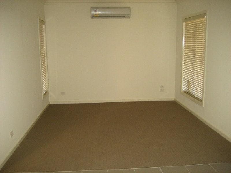 CLOSE TO TRAM & SHOPS!!