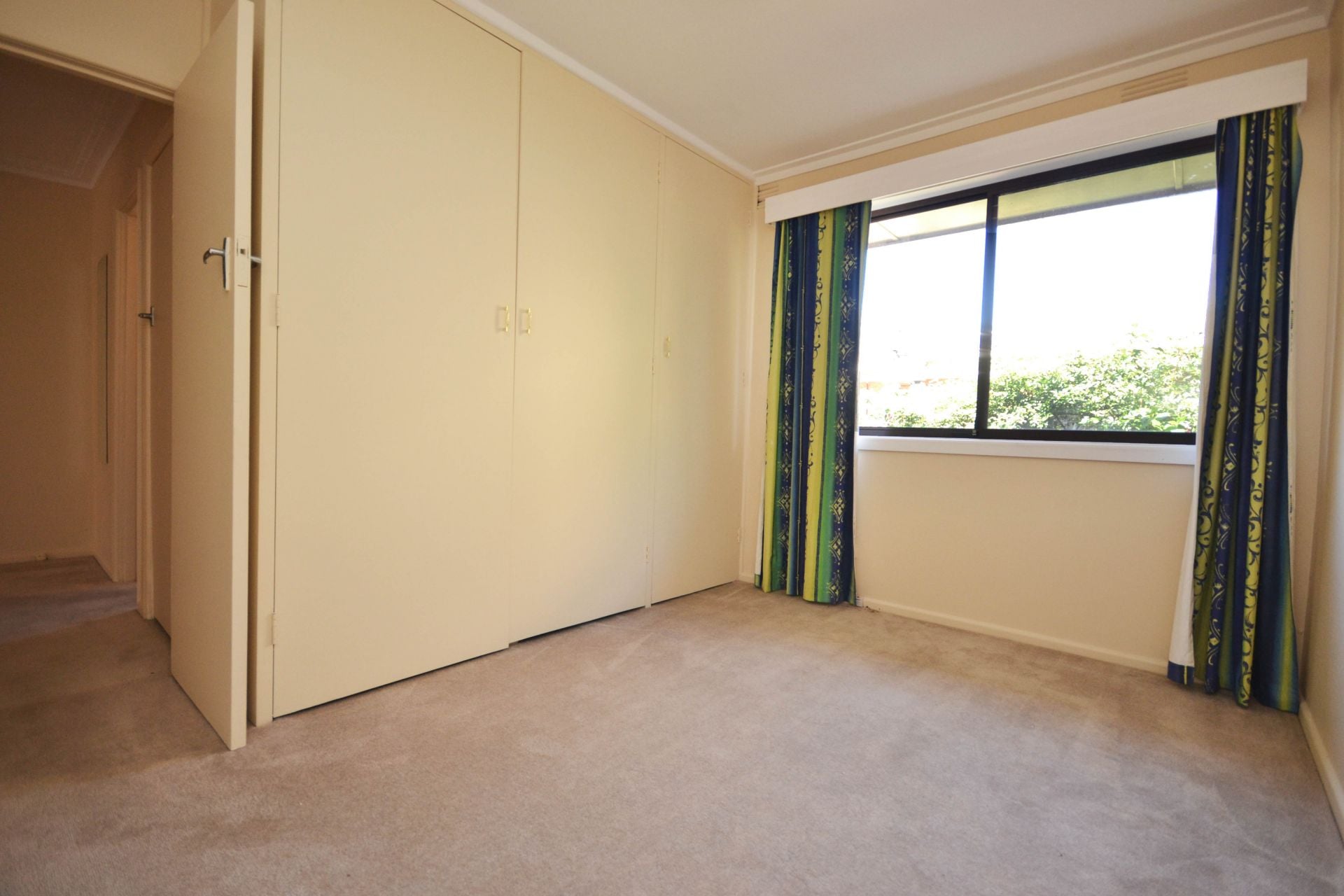 EXTRA LARGE WITHIN WALKING DISTANCE TO PLENTY ROAD SHOPS AND TRAM