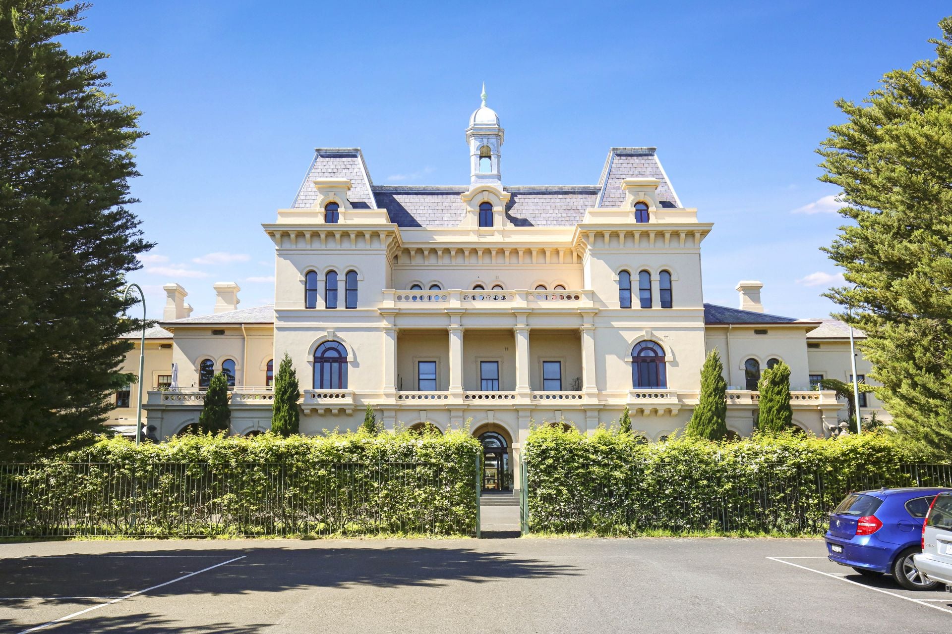 **Style & Sophistication** 9 or 12 month lease available **
