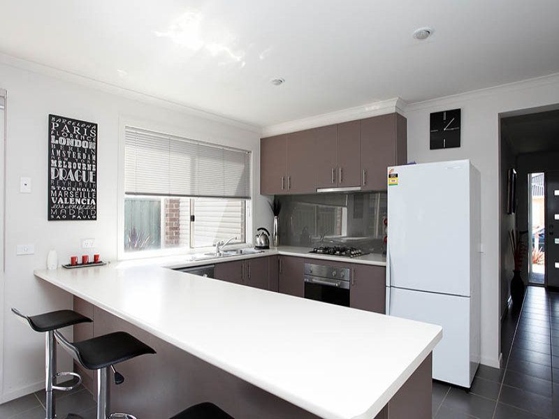32 Dahlia Drive, Caroline Springs - Thumbnail 3