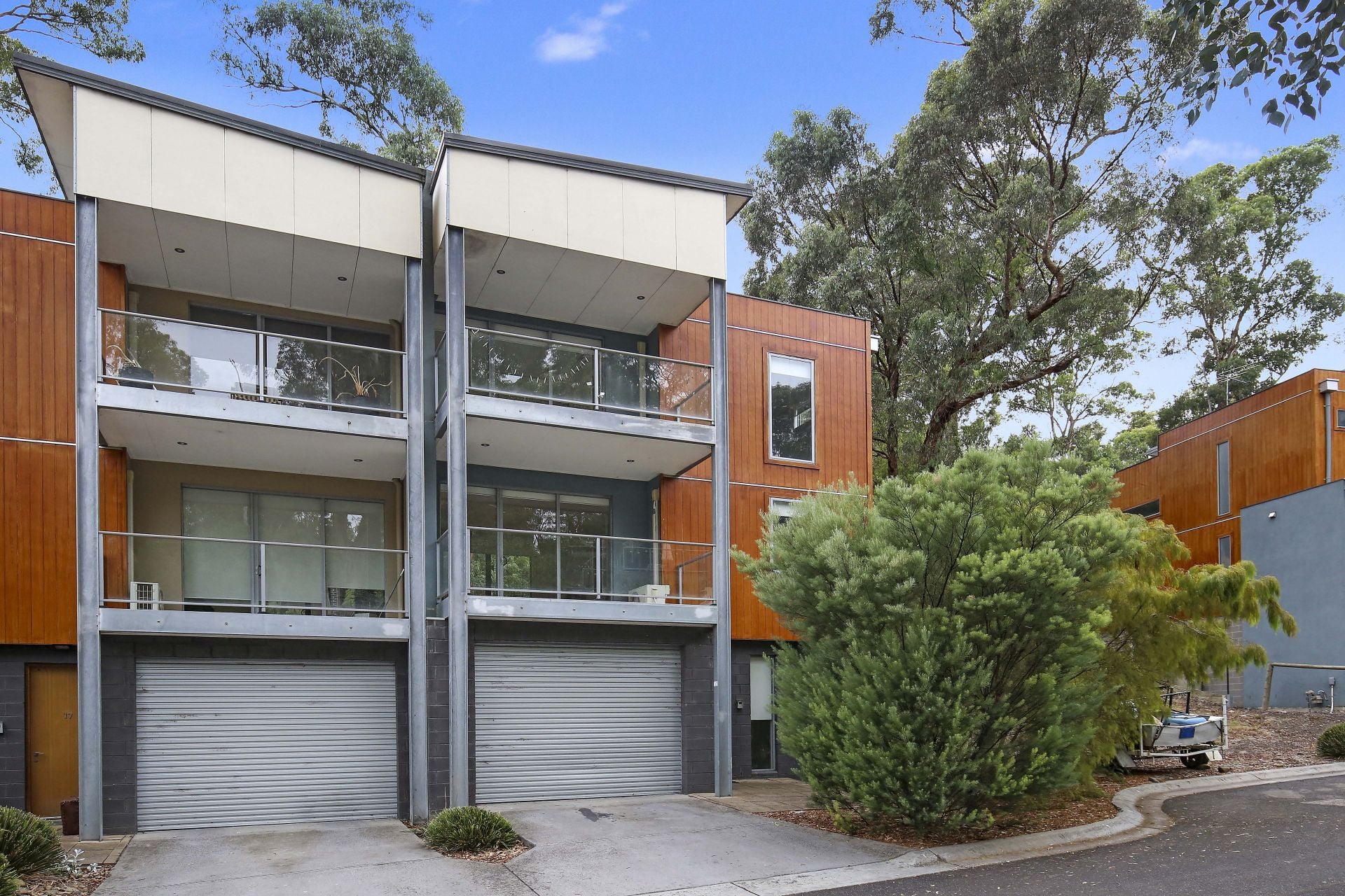 STUNNING CONTEMPORARY LIVING!