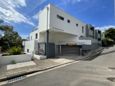 STYLISH TWO BEDROOM RESIDENCE OF GENEROUS PROPORTIONS MOMENTS TO THE BEACH