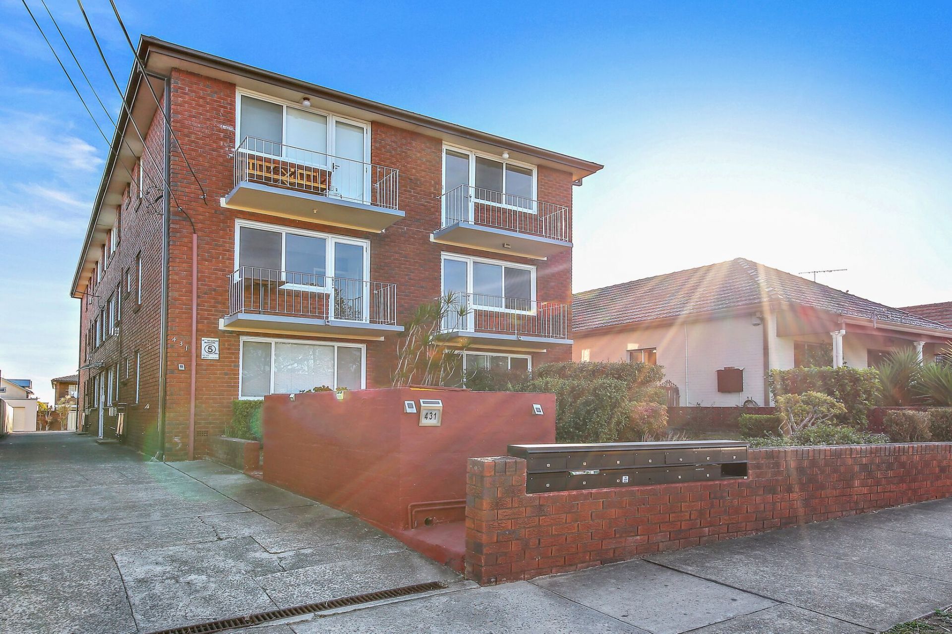 Sunny Two Bedroom Security Unit with Water Glimpses