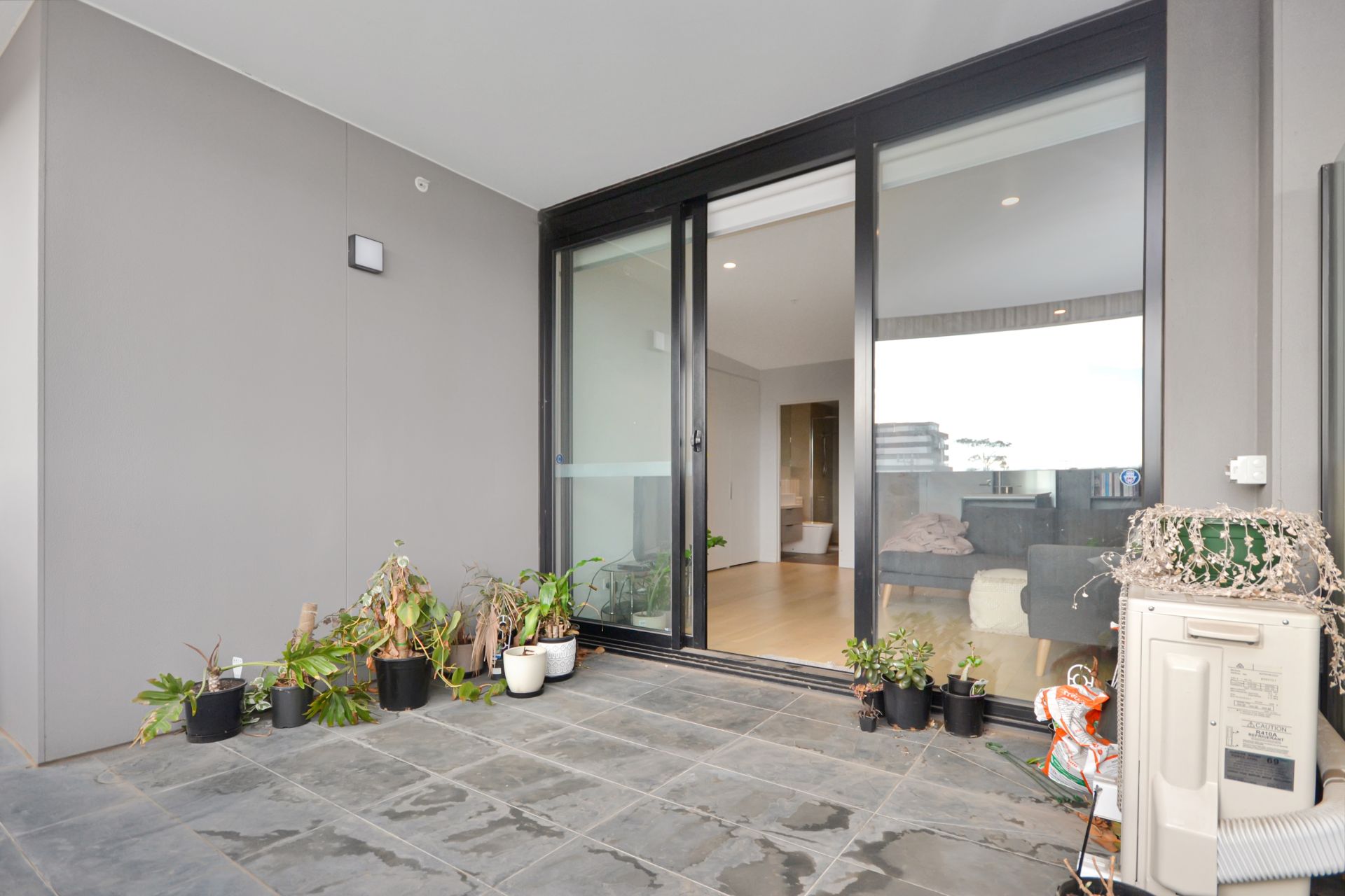 STYLISH APARTMENT LIVING IN A VIBRANT LIFESTYLE SETTING
AVAILABLE WITH OR WITHOUT FURNITURE
