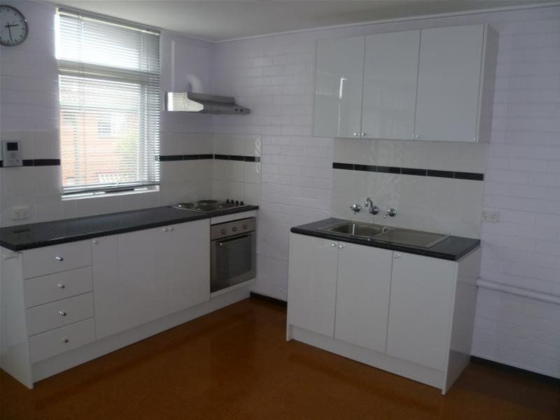 Stylish 1 Bedroom Apartment Opposite Green Parklands!