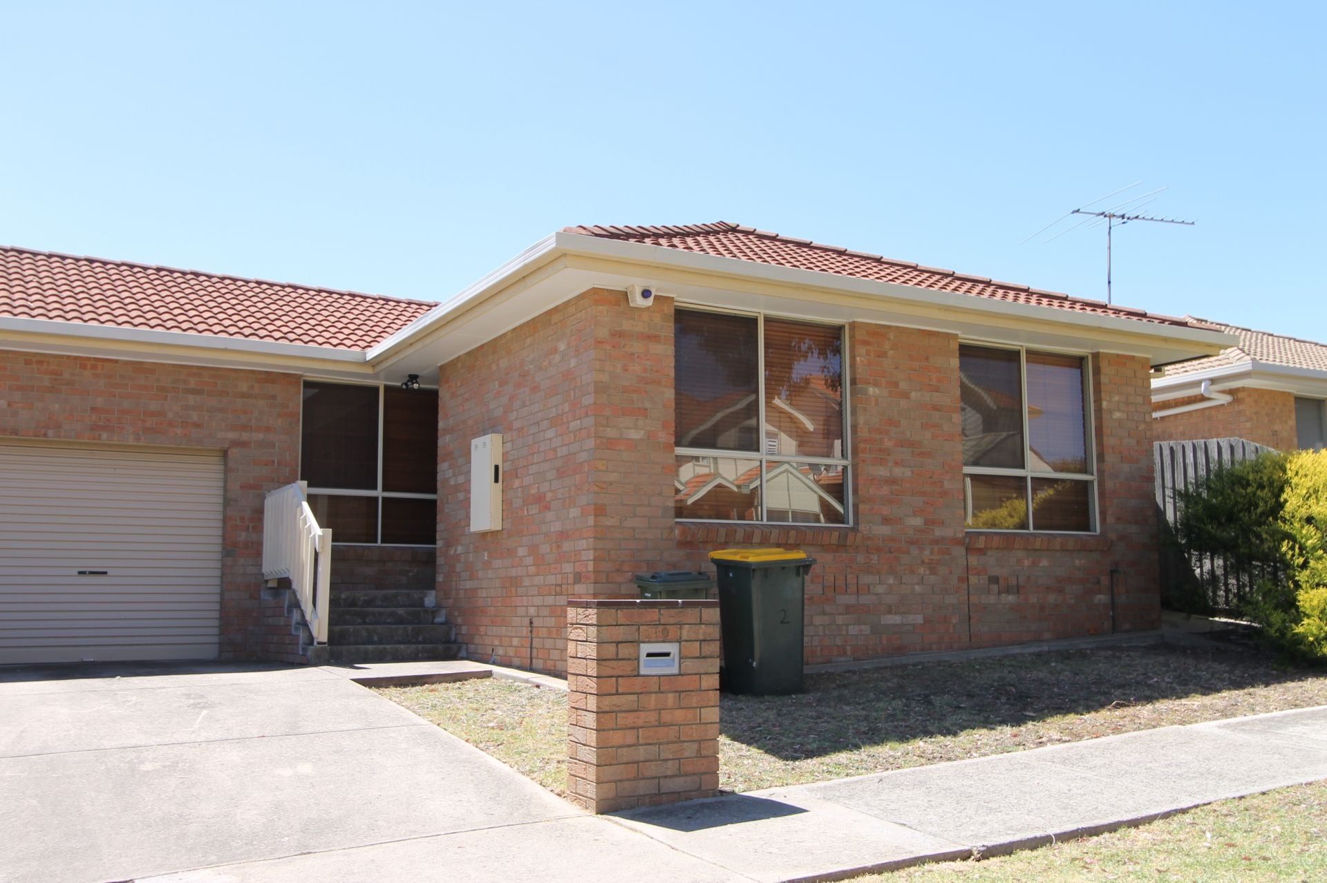 Low Maintenance Unit & Centrally Located!