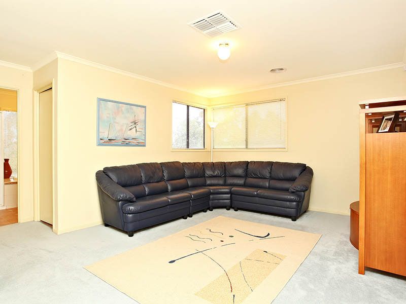 15 Franklin Place, Caroline Springs - Thumbnail 8