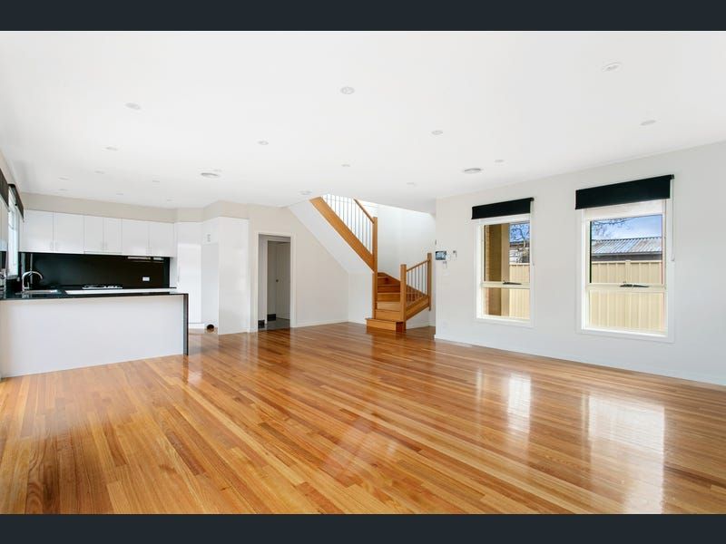 Modern low maintenance townhouse !