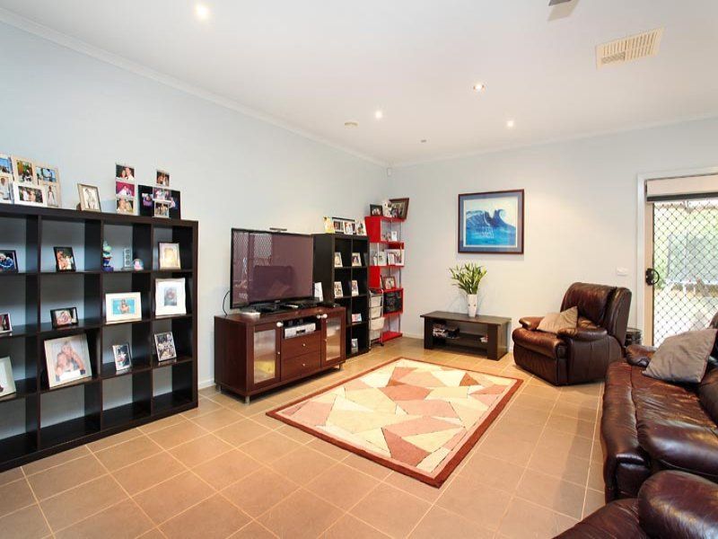 10 Duneira Grove, Caroline Springs - Thumbnail 5