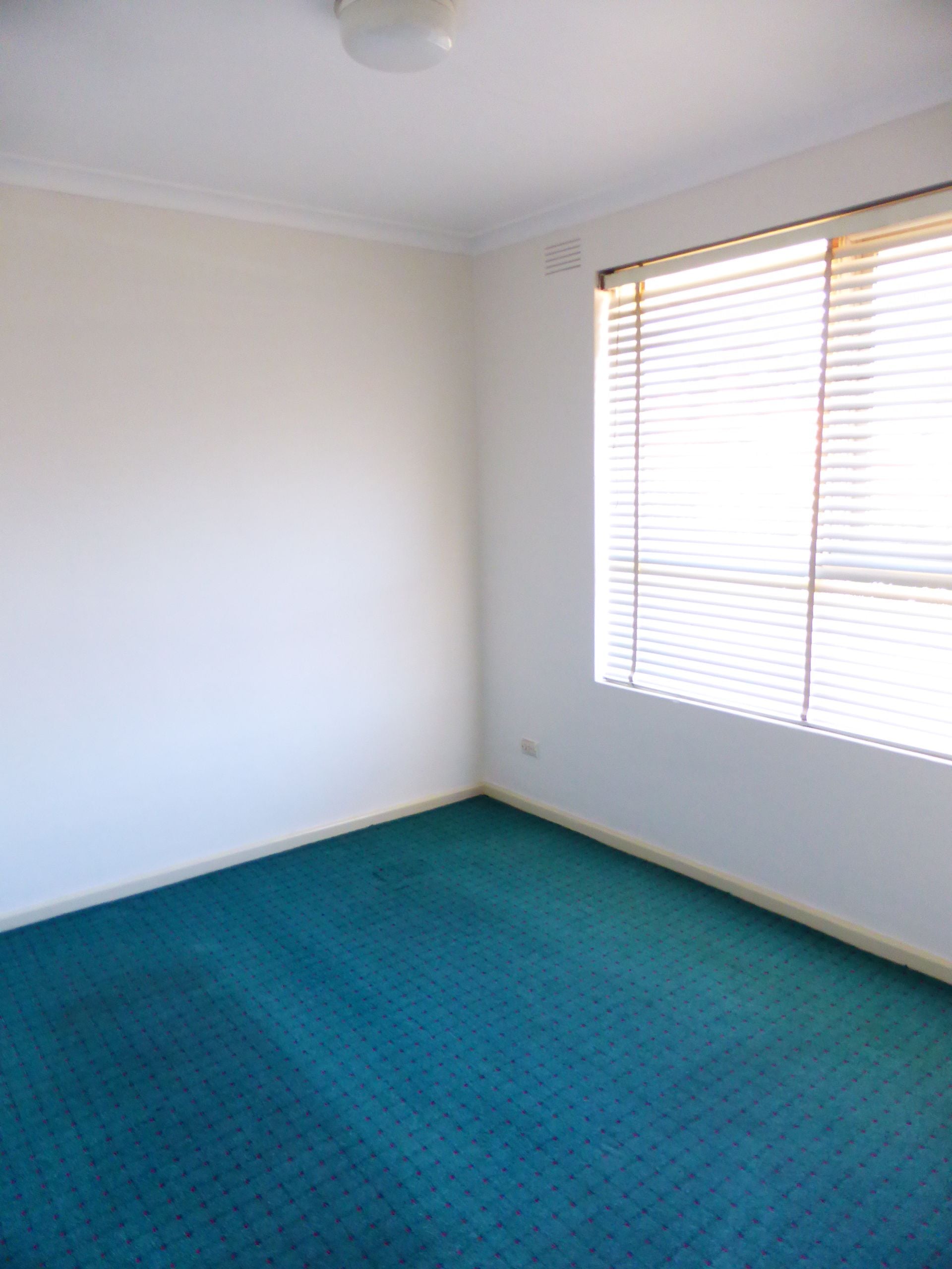 Spacious 2 Bedroom Apartment Walking Distance To High Street
