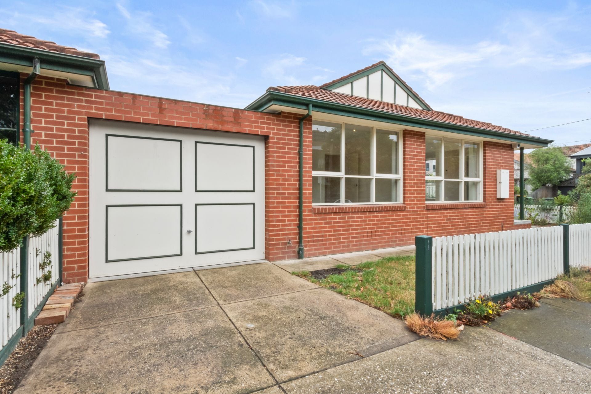 Super Spacious & Conveniently Position Family Home!!