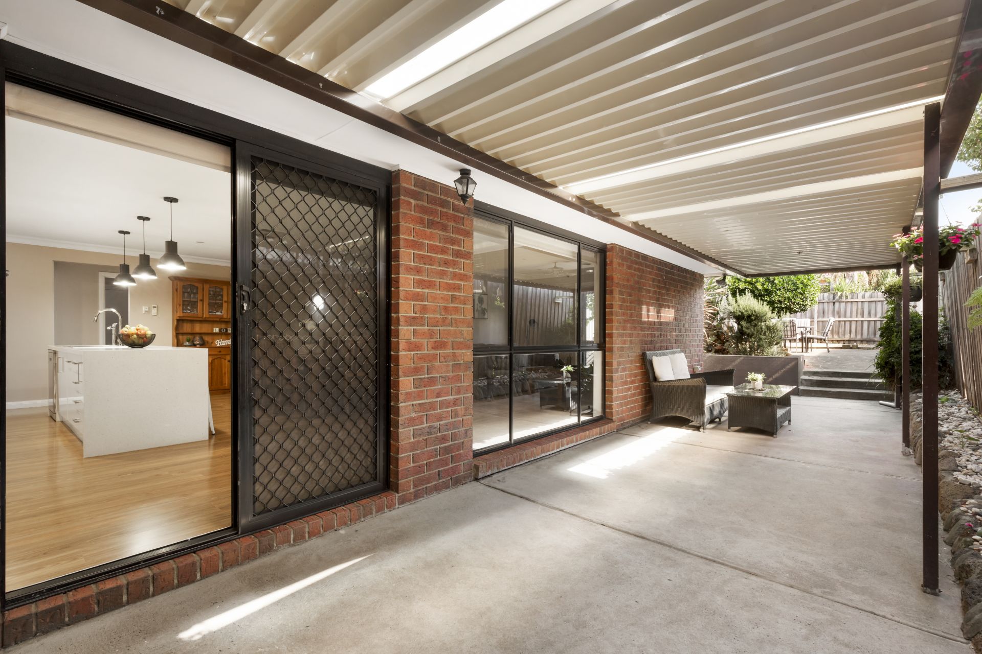 STYLISH, CONTEMPORARY INDOOR-OUTDOOR HAVEN