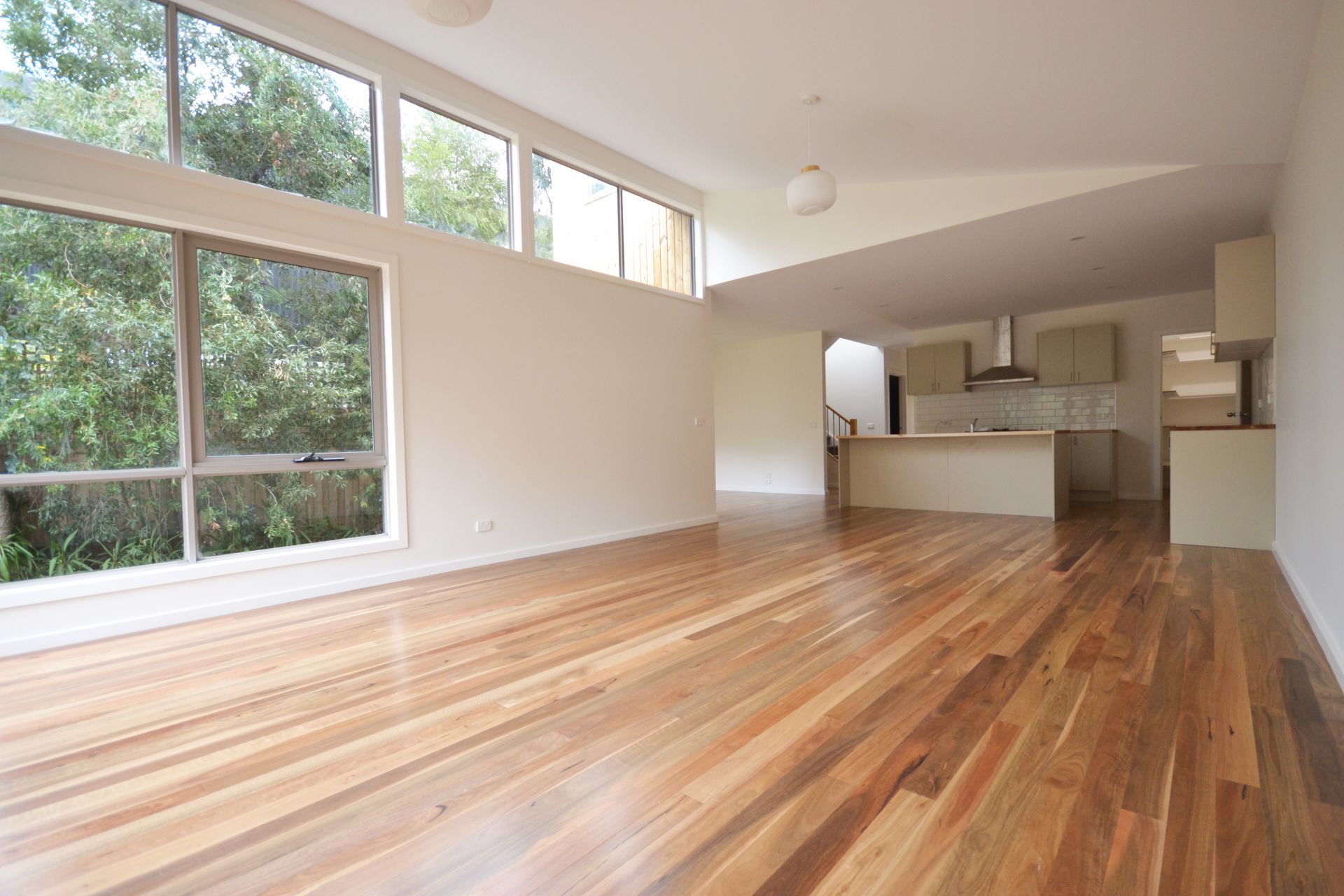 CONTEMPORARY LIVING & IN A FABULOUS LOCATION