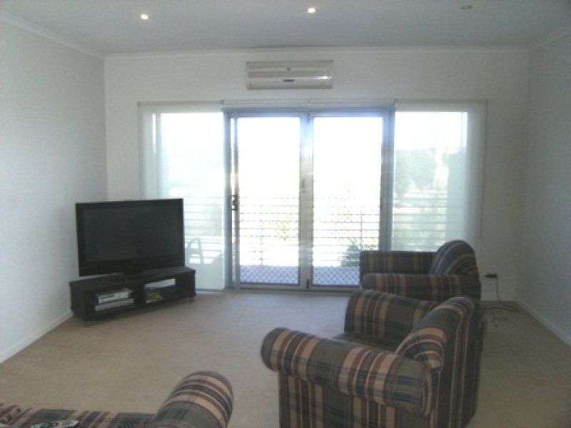 8/4 Hopetoun Green, Caroline Springs - Thumbnail 4