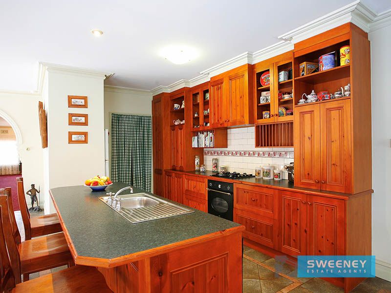 18 Carinza Avenue, Altona Meadows - Thumbnail 3