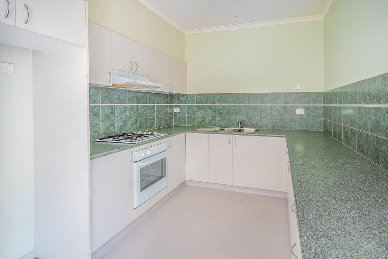 2/220 Spring Street, Reservoir