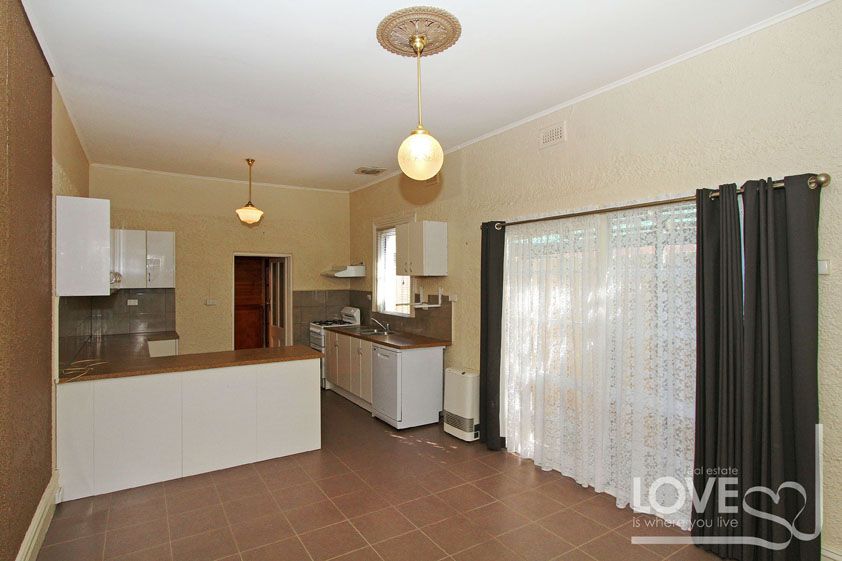 CLASSIC BRICK TERRACE IN GREAT LOCATION