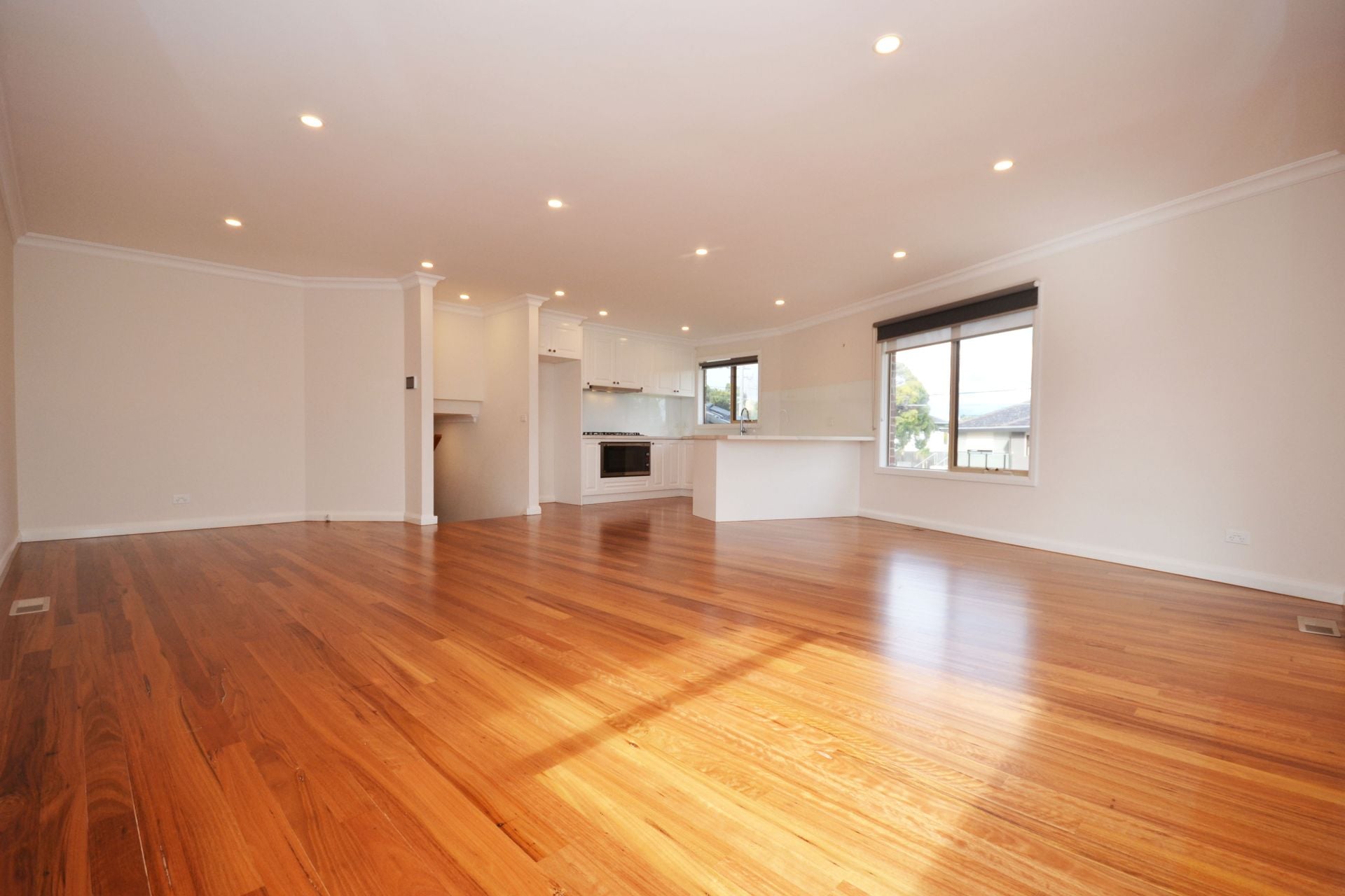 CONTEMPORARY DELIGHT – THE EPITOME OF ELEGANCE OVERLOOKING PARKLANDS