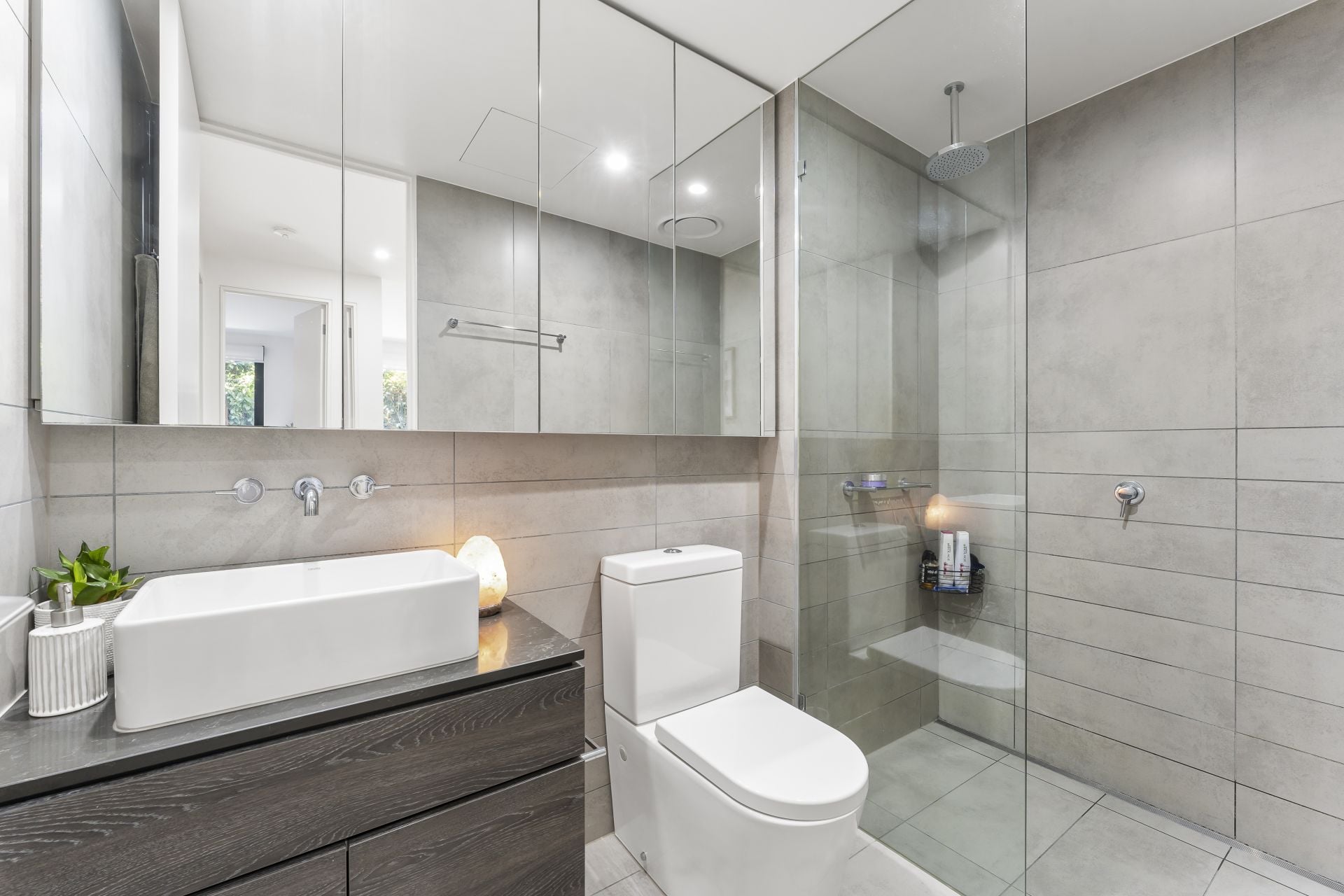 Luxurious Ground Floor Oasis: Prime Location, Elegant Living