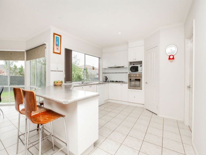 9 Dobell Crescent, Caroline Springs - Thumbnail 3