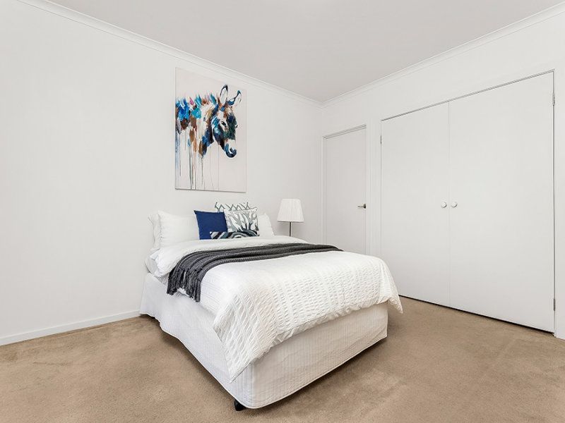 MODERN ELEGANCE WITH A WARM, INVITING AMBIANCE