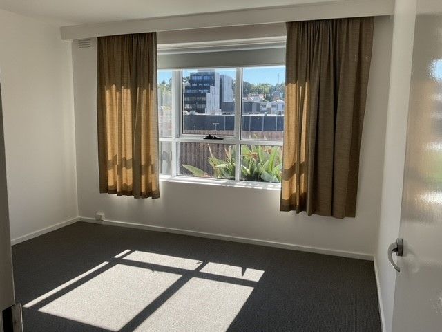 **LIGHT FILLED APARTMENT**