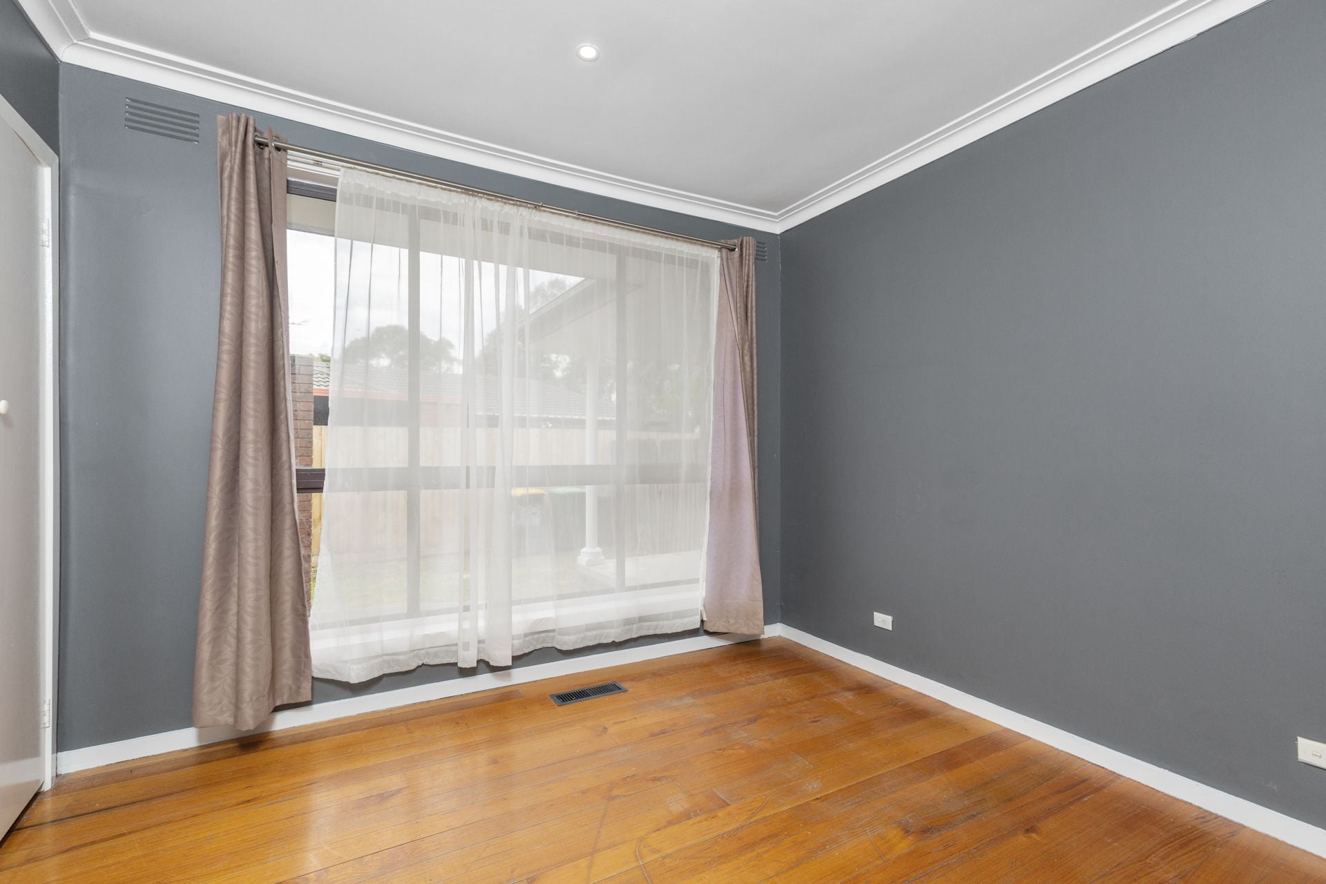 FRESHLY RENOVATED FAMILY HOME IN PERFECTLY LOCATED!