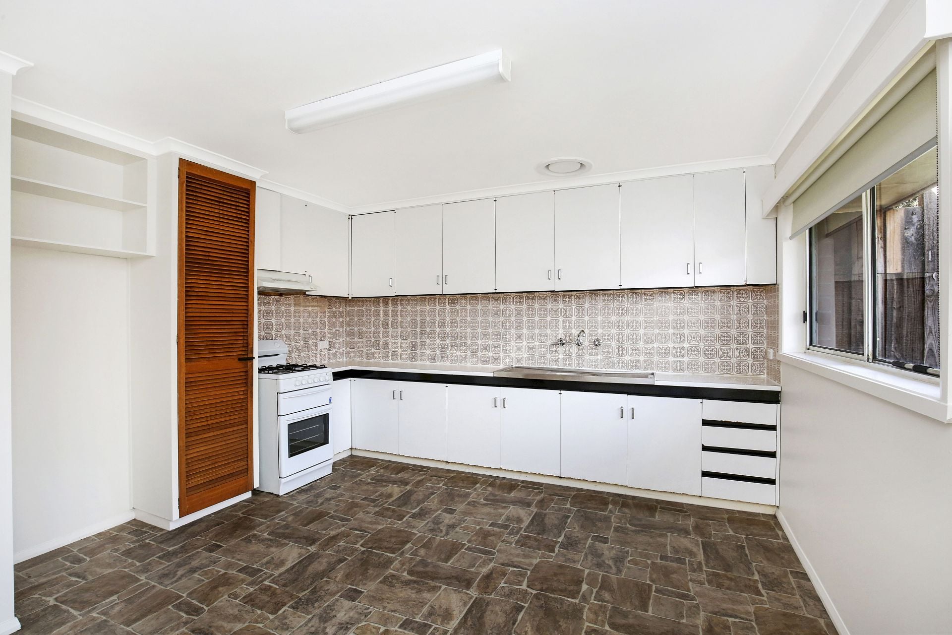 SPACIOUS UNIT IN THE HEART OF RESERVOIR!