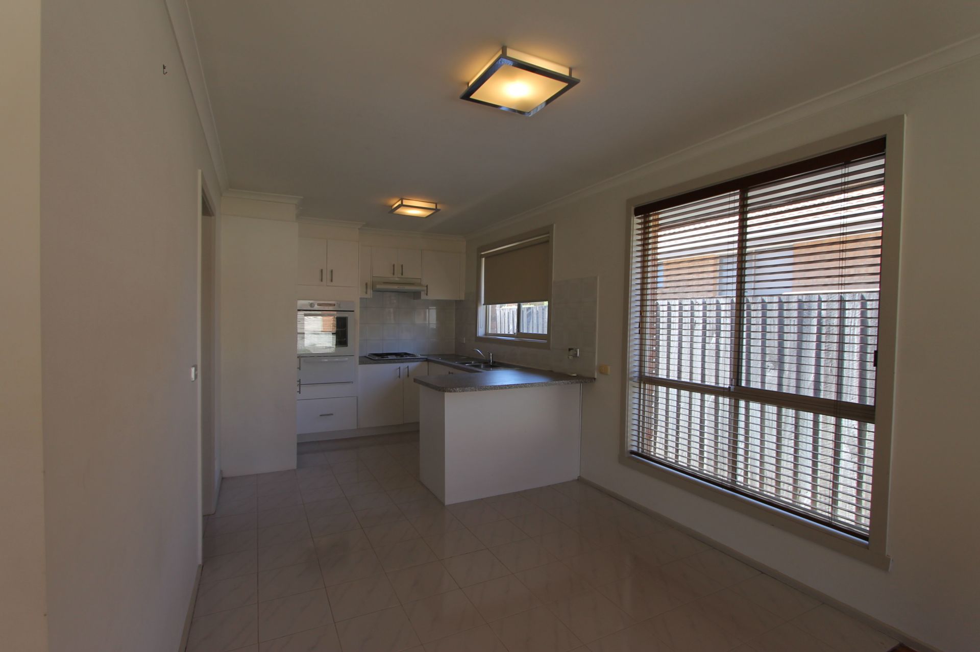 Low Maintenance Unit & Centrally Located!