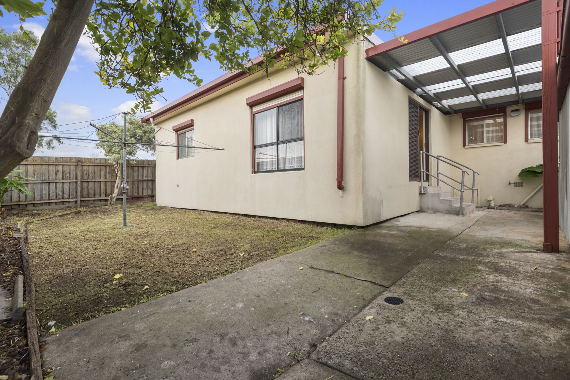 PERFECT LOCATION AND WALKING DISTANCE TO EPPING PACIFIC