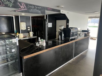 PROMINENTLY LOCATED INDUSTRIAL WITH FULLY FITTED CAFE!