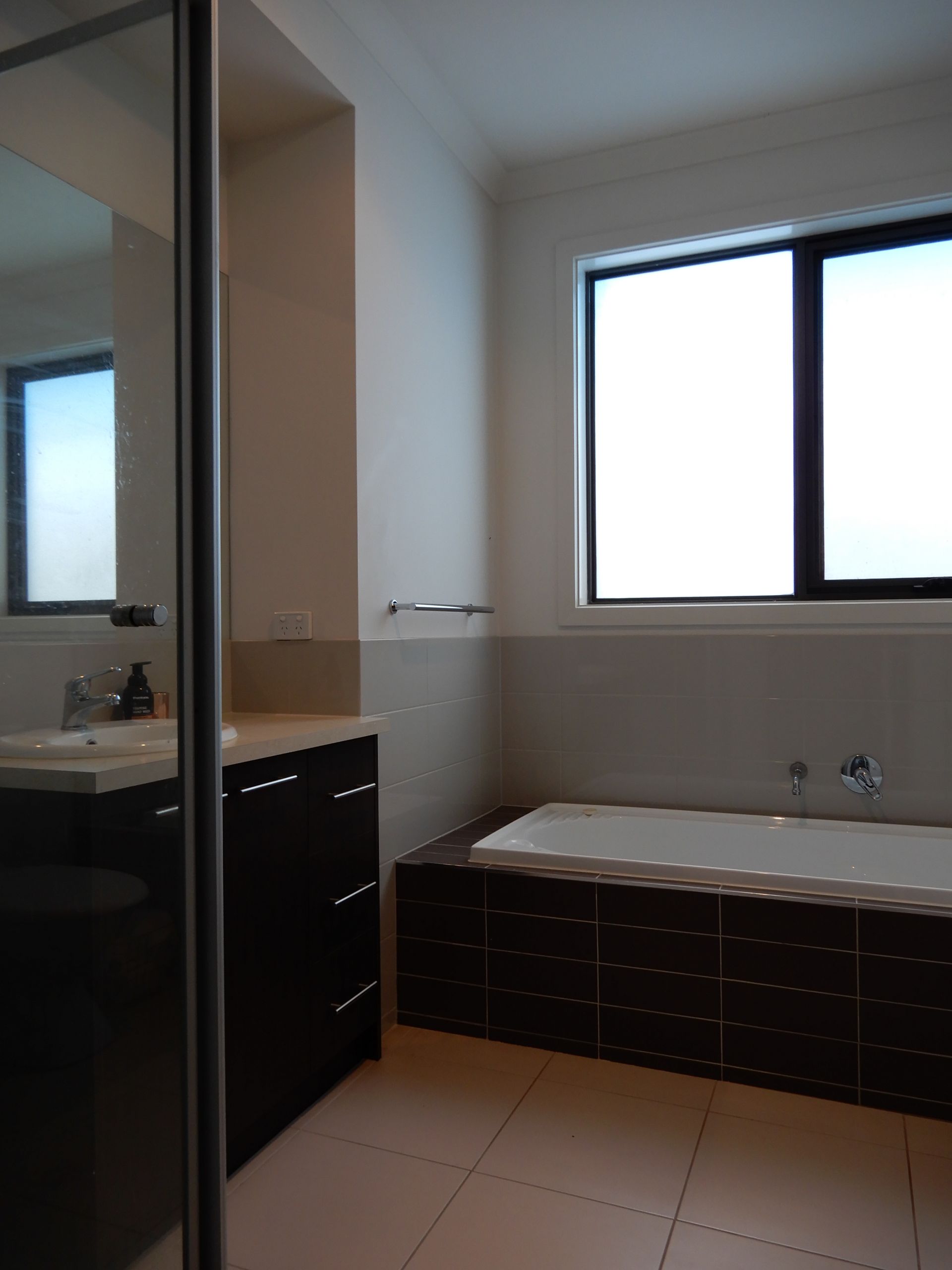 SPACIOUS & MODERN 2 BEDROOM UNIT!!!