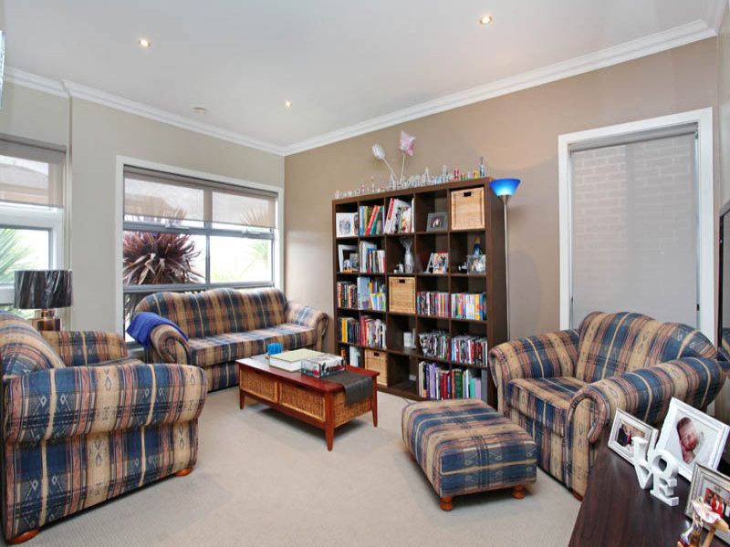 21 Lambertia Loop, Caroline Springs - Thumbnail 7