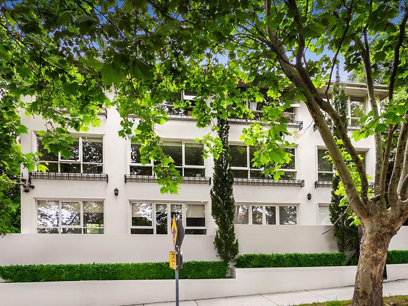 8/18 Burns Street, Elwood - Thumbnail 2