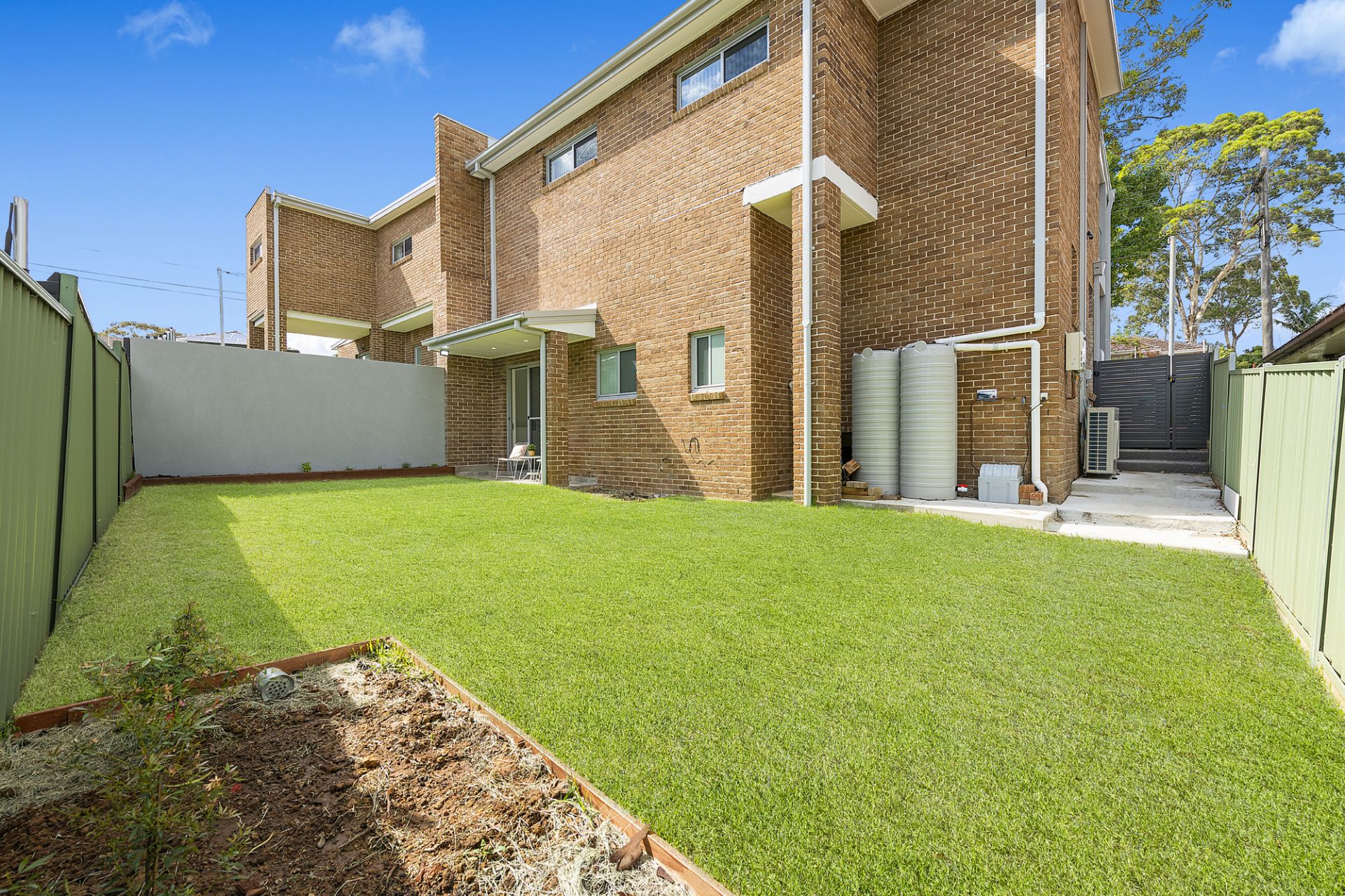 27 Lincoln Road, Georges Hall, Hall - Thumbnail 2