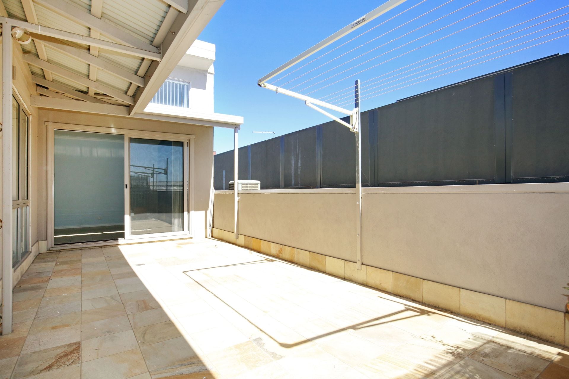 WALKING DISTANCE TO THOMASTOWN TRAIN STATION