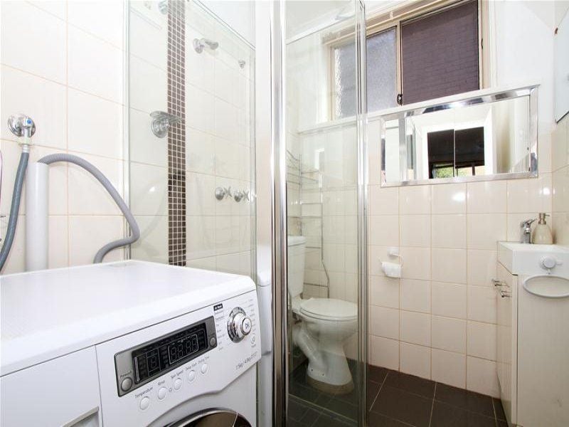 Beautiful One Bedroom Apartment with Courtyard!