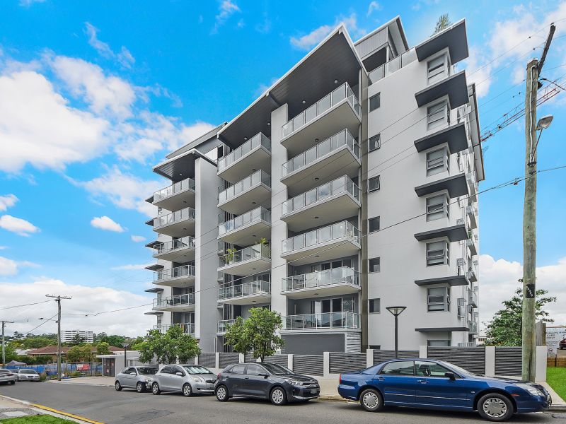 WALK TO WESTFIELD'S - GREAT LOCATION