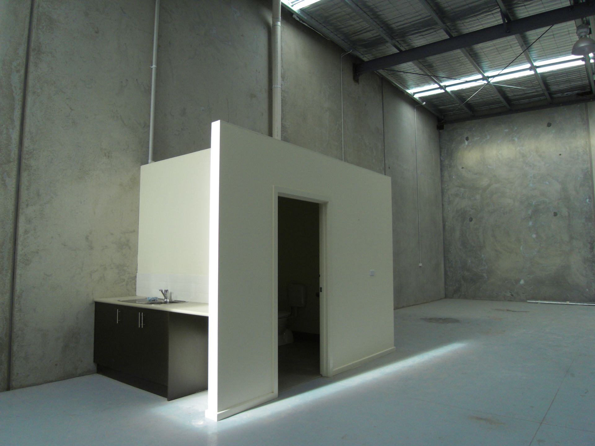 WAREHOUSE OF 164SQM IN THE HUB SOUTH MORANG!!