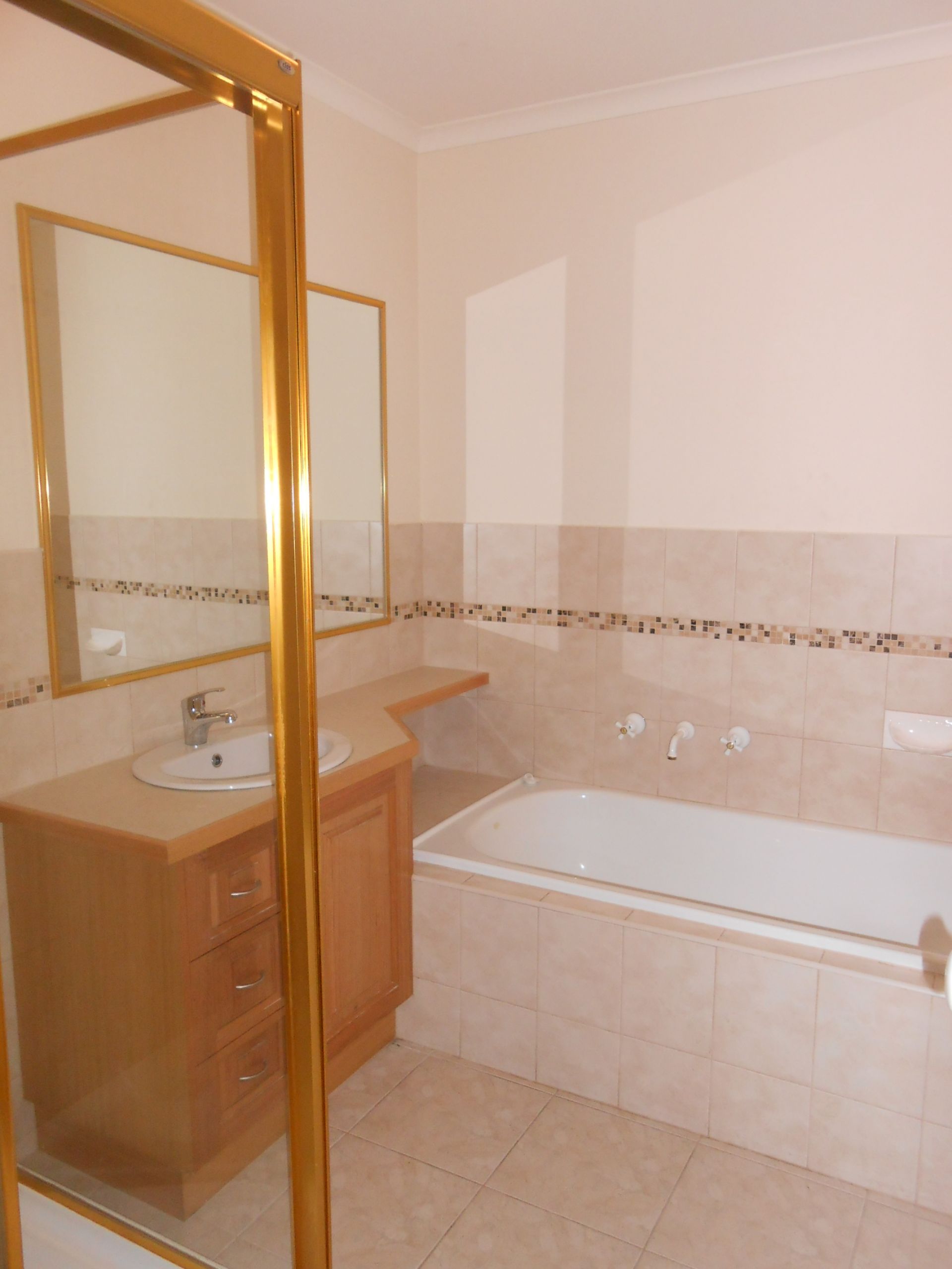 FRESH, CLEAN & SPACIOUS 4 BEDROOM TOWNHOUSE - AVAILABLE NOW. MOVE IN STRAIGHT AWAY!