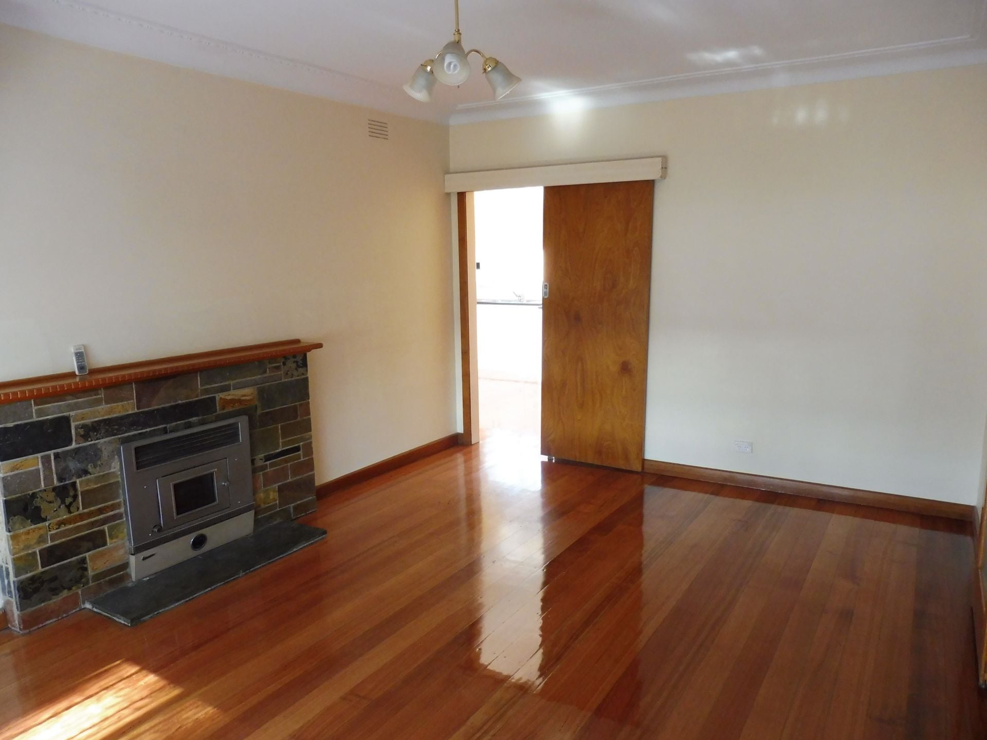 NESTLES CENTRALLY IN THOMASTOWN!