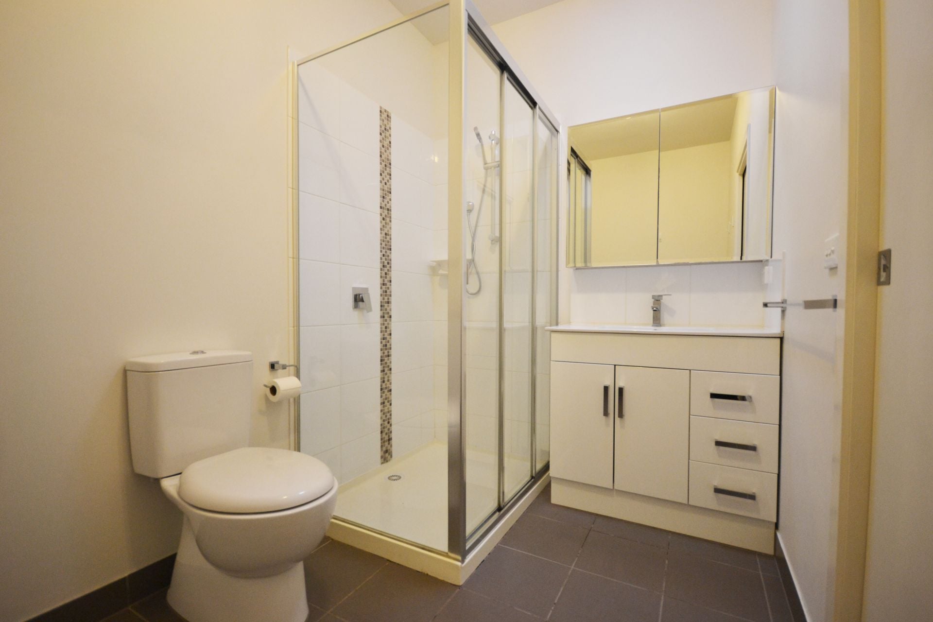 GREAT LOCATION - COLES, TRAM & BUS AT FRONT DOORSTEP!