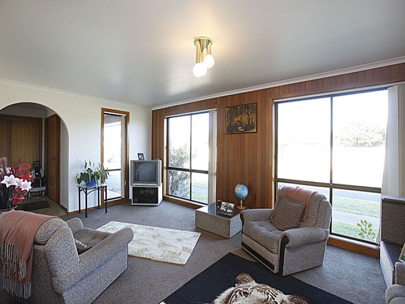 1 Alma Doepel Drive, Altona Meadows - Thumbnail 5