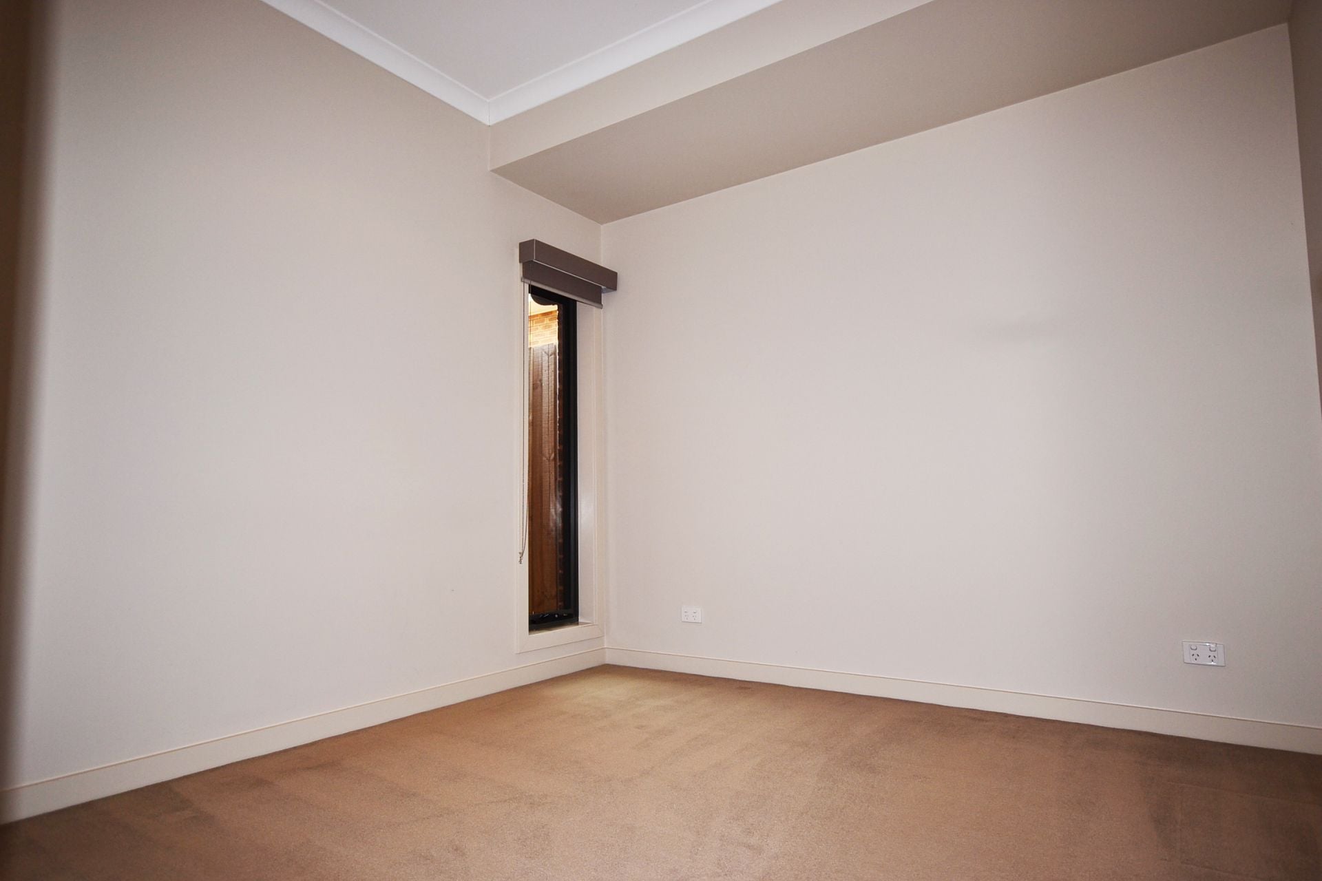 MODERN ELEGANCE WITH A WARM, INVITING AMBIANCE