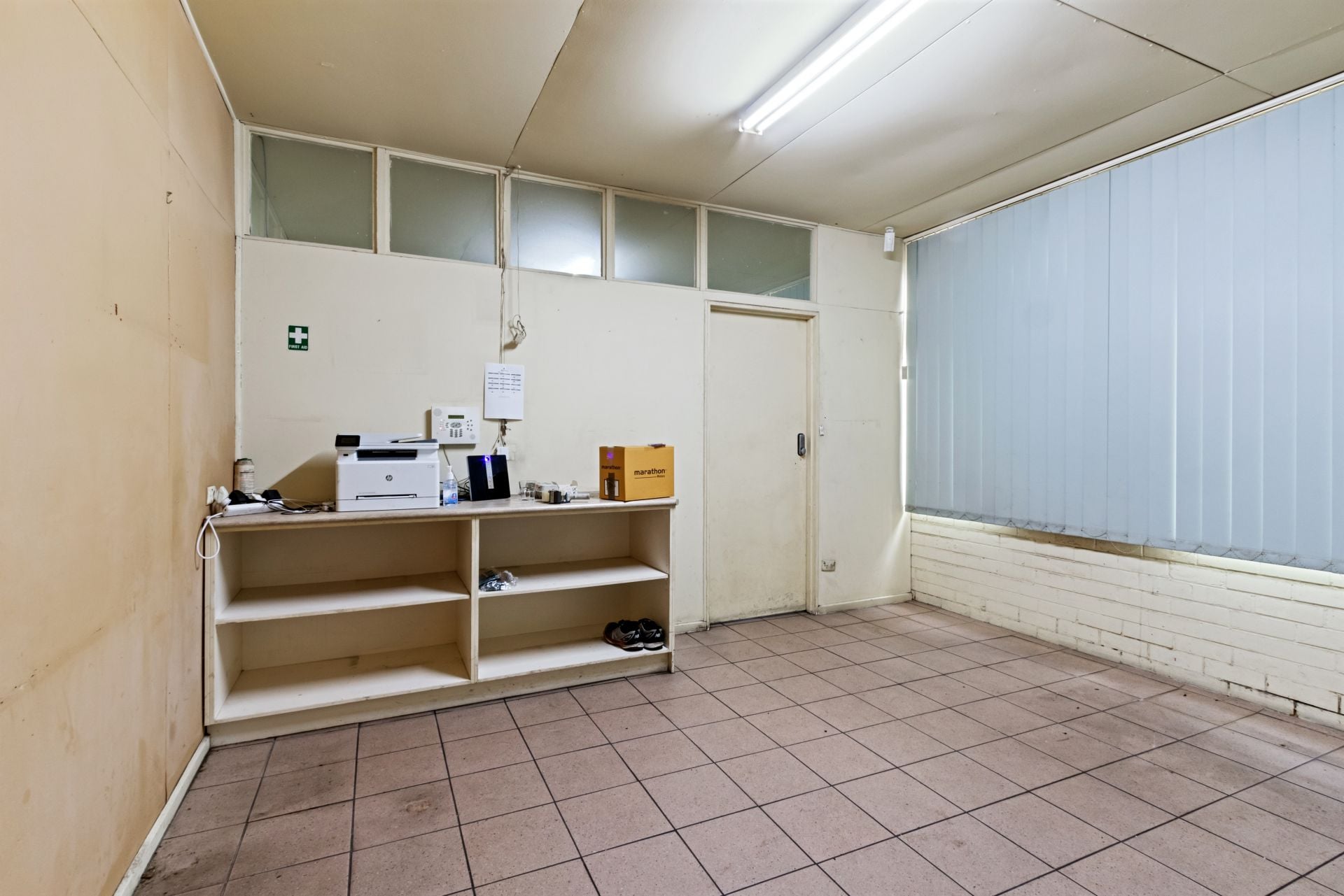 SECURE FREESTANDING WAREHOUSE IN CENRAL LOCATION