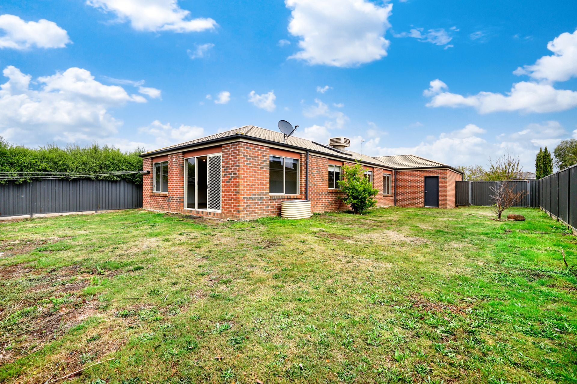 15 Holstein  Close, Delacombe, Delacombe - Thumbnail 2