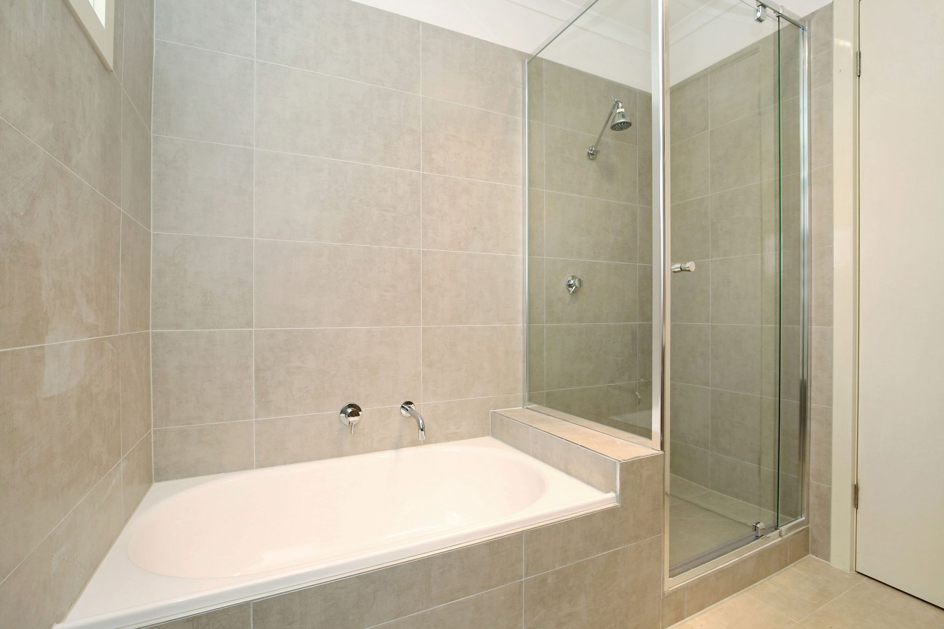 LARGE VILLA UNIT WITH GARAGE & COURTYARD!!!