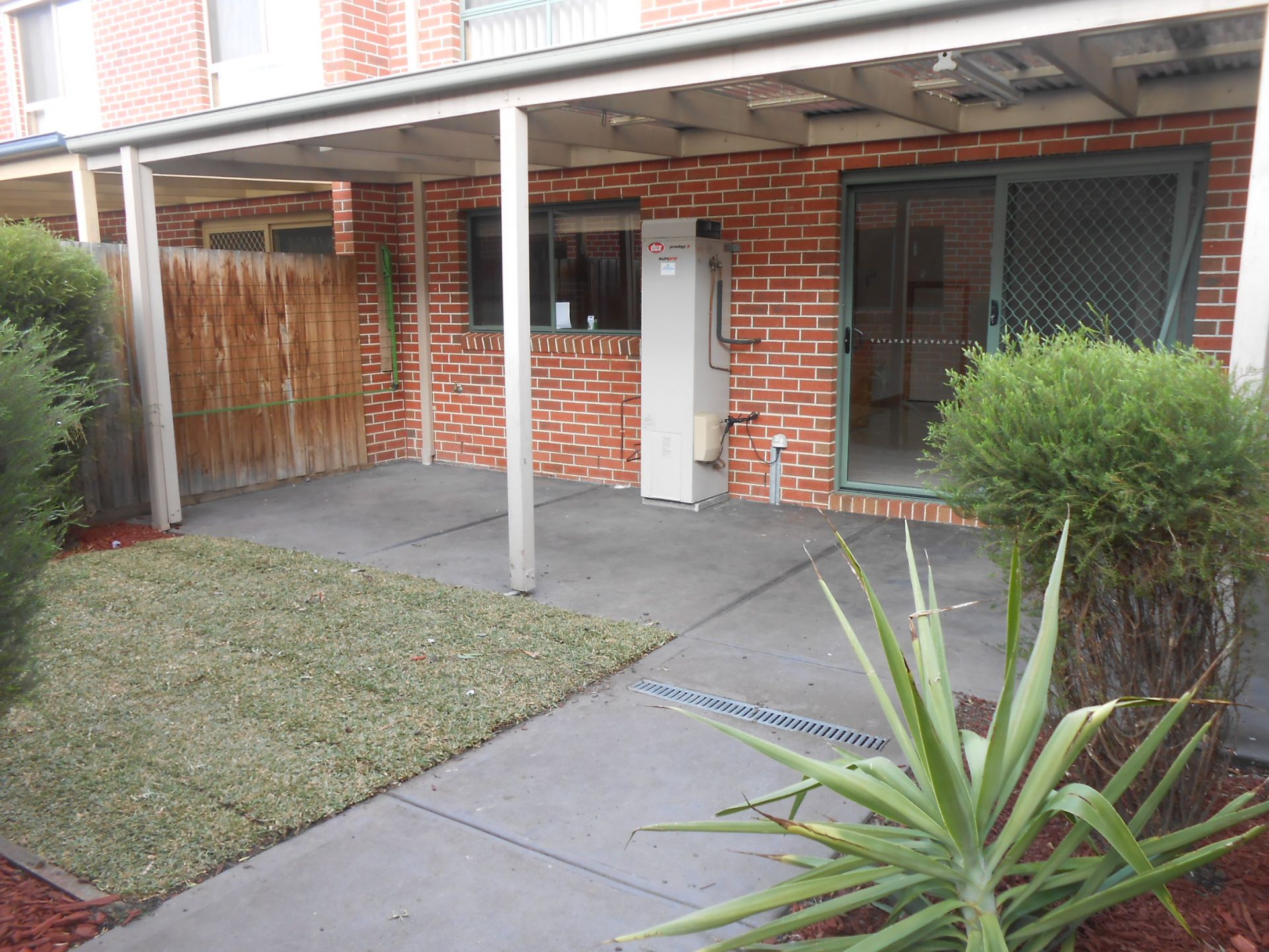 FRESH, CLEAN & SPACIOUS 4 BEDROOM TOWNHOUSE - AVAILABLE NOW. MOVE IN STRAIGHT AWAY!