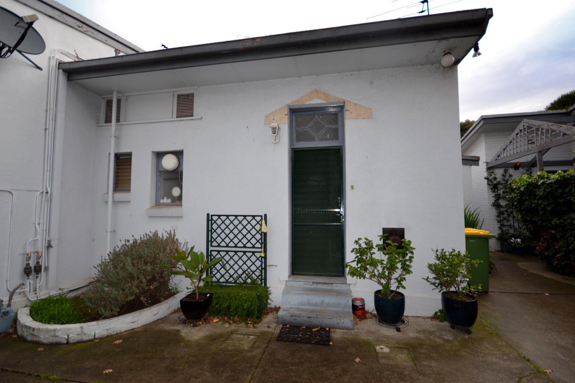 A PROPERTY TO CATCH YOUR EYE!