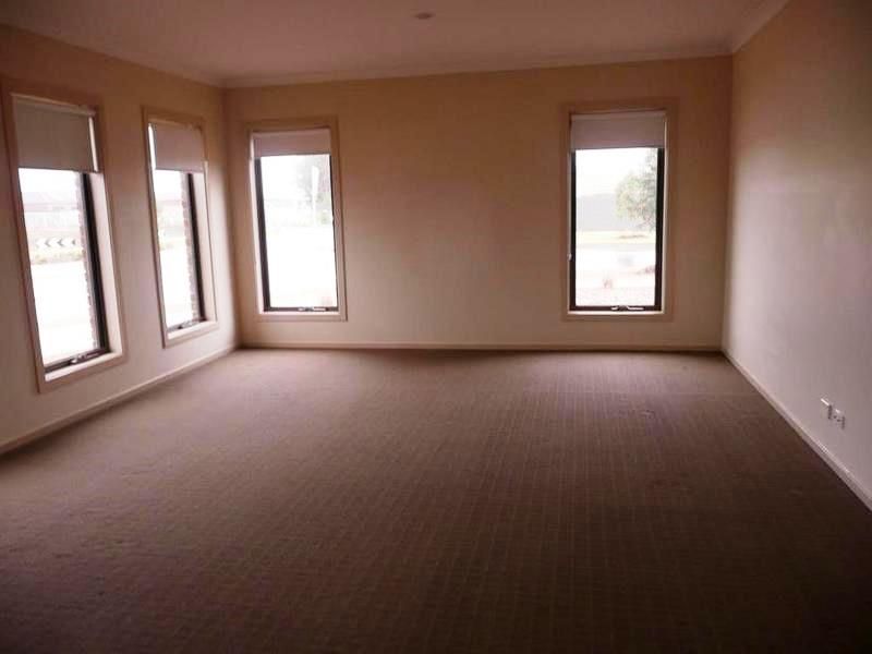 SPACIOUS FAMILY HOME WITH DUAL LIVING AREAS!